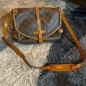 Like New/ Louis Vuitton- Authentic/ Cross Body- Open on both sides